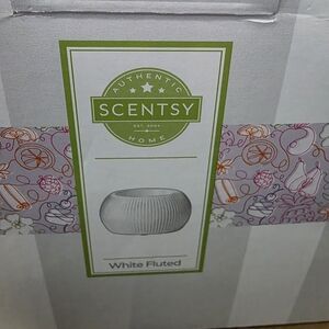 Scentsy White Fluted Bath & Body Warmer